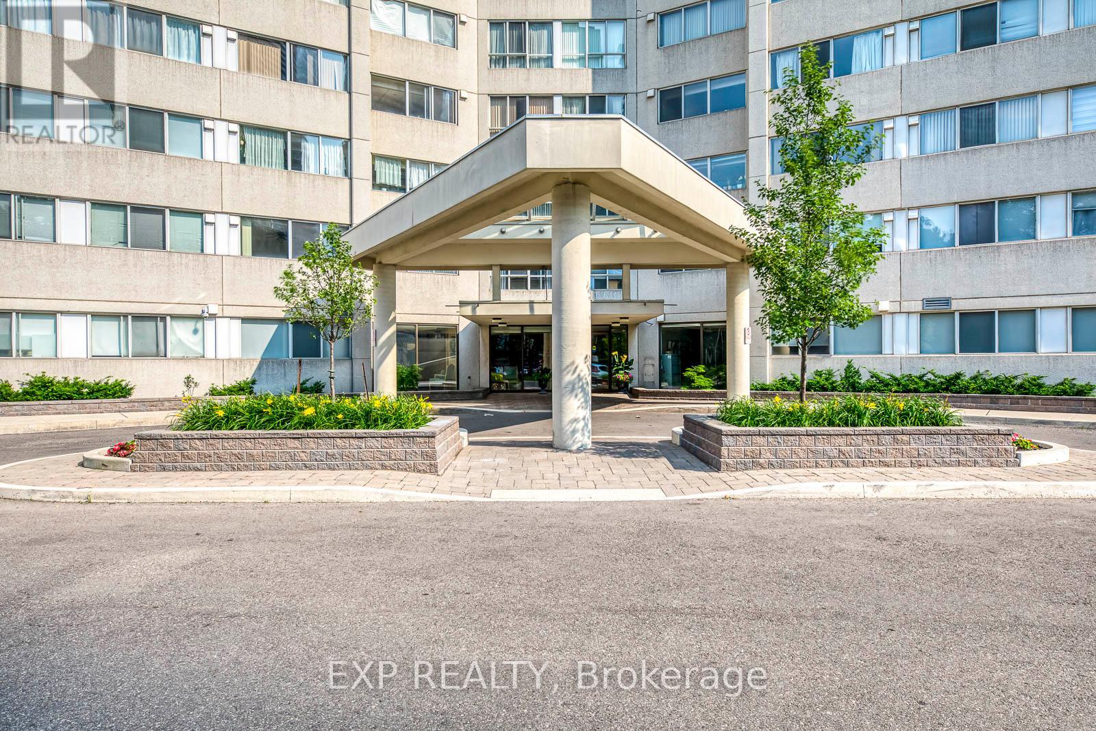 1705 - 3700 Kaneff Crescent, Mississauga, Ontario  L5A 4B8 - Photo 3 - W12889698