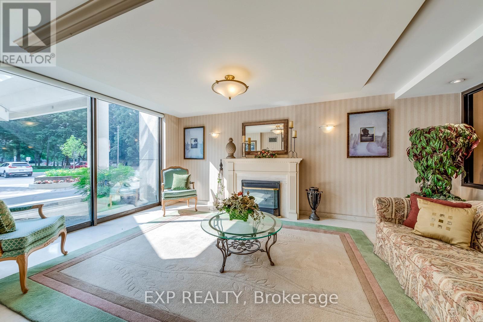 1705 - 3700 Kaneff Crescent, Mississauga, Ontario  L5A 4B8 - Photo 4 - W12889698