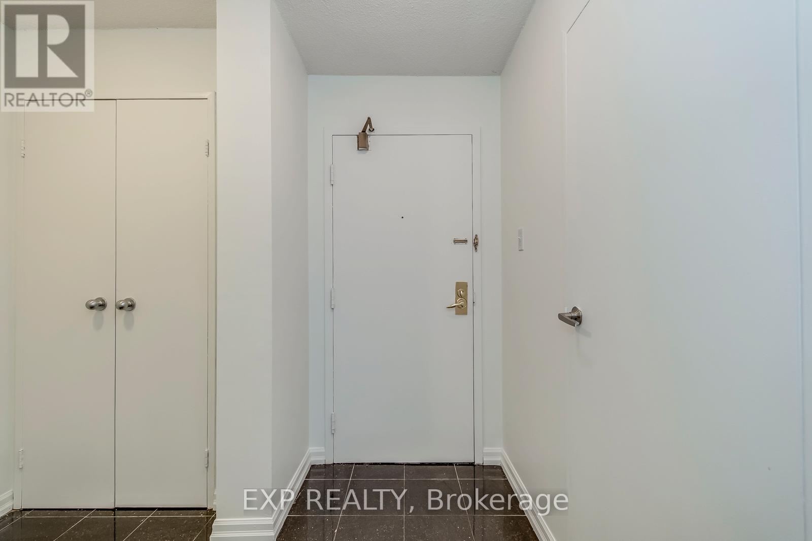 1705 - 3700 Kaneff Crescent, Mississauga, Ontario  L5A 4B8 - Photo 6 - W12889698