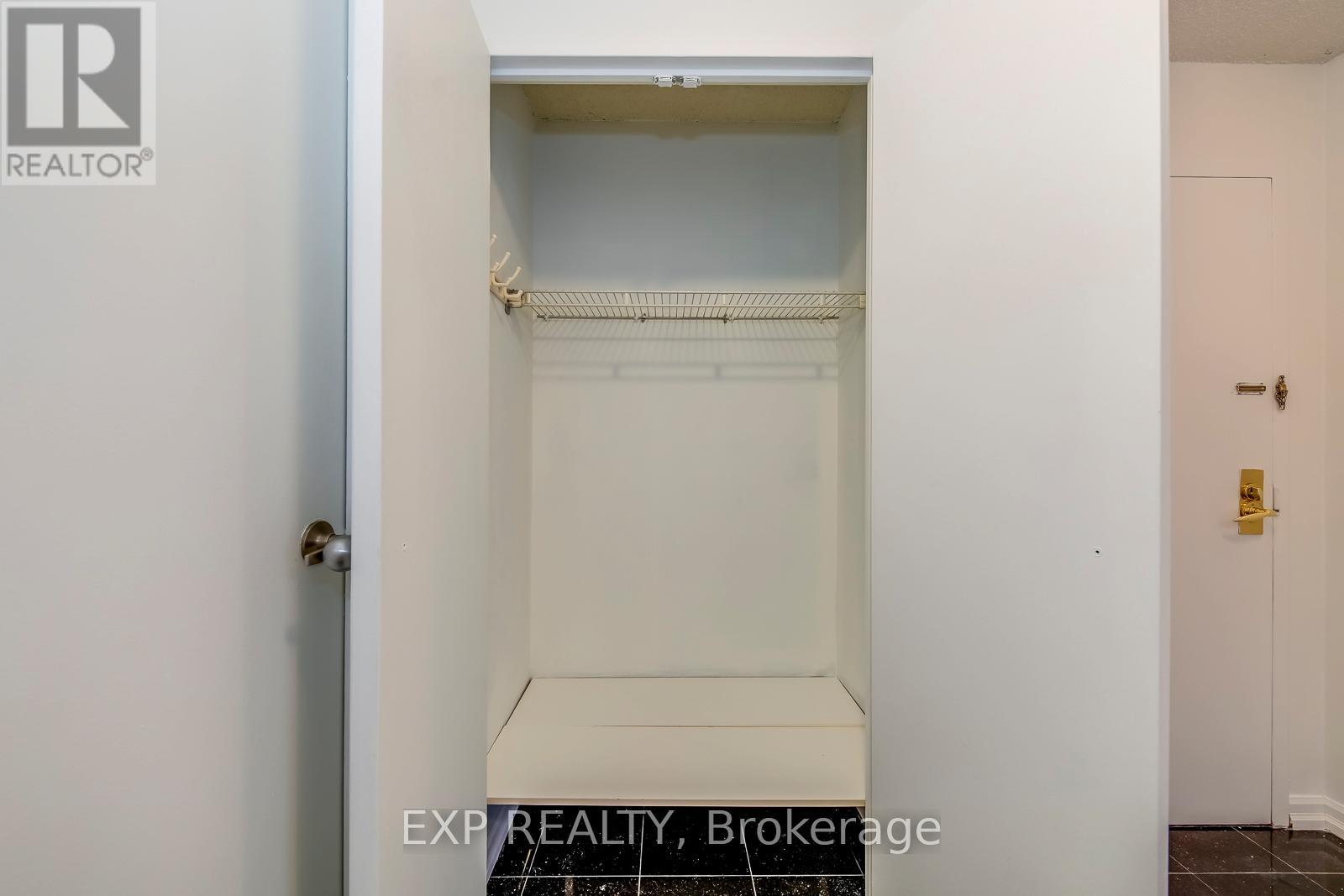 1705 - 3700 Kaneff Crescent, Mississauga, Ontario  L5A 4B8 - Photo 7 - W12889698