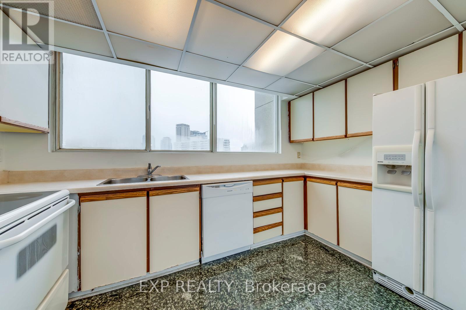 1705 - 3700 Kaneff Crescent, Mississauga, Ontario  L5A 4B8 - Photo 8 - W12889698