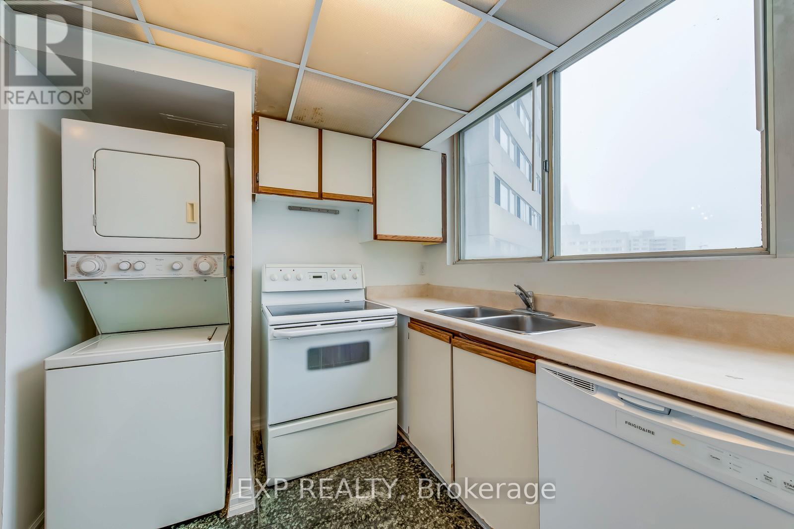 1705 - 3700 Kaneff Crescent, Mississauga, Ontario  L5A 4B8 - Photo 9 - W12889698