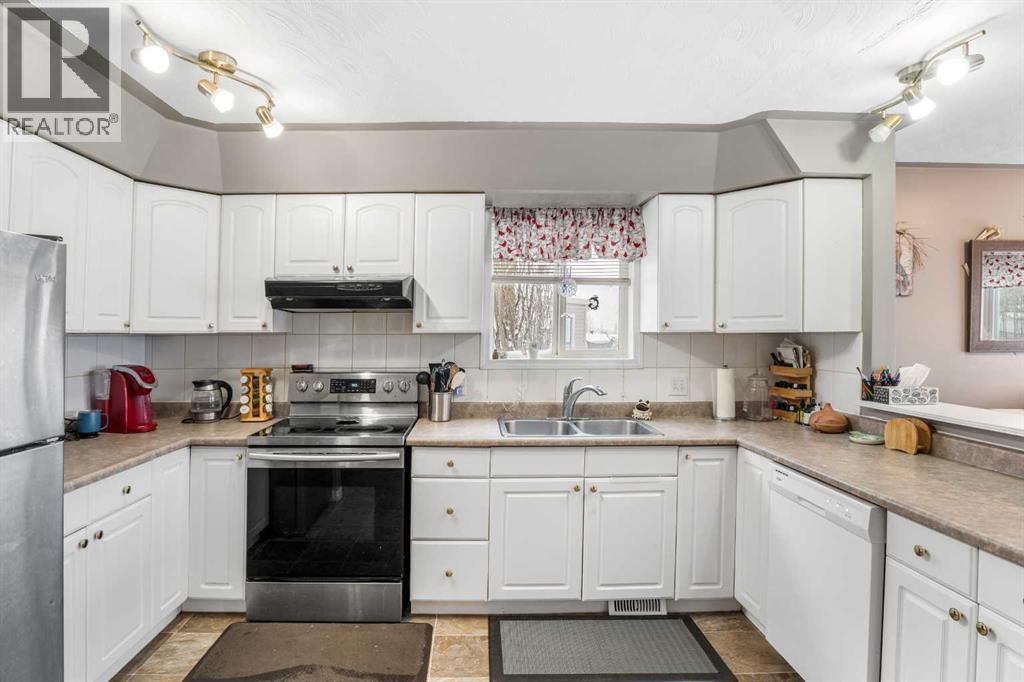 31 Ross Place, Crossfield, Alberta  T0M 0S0 - Photo 4 - A2292693