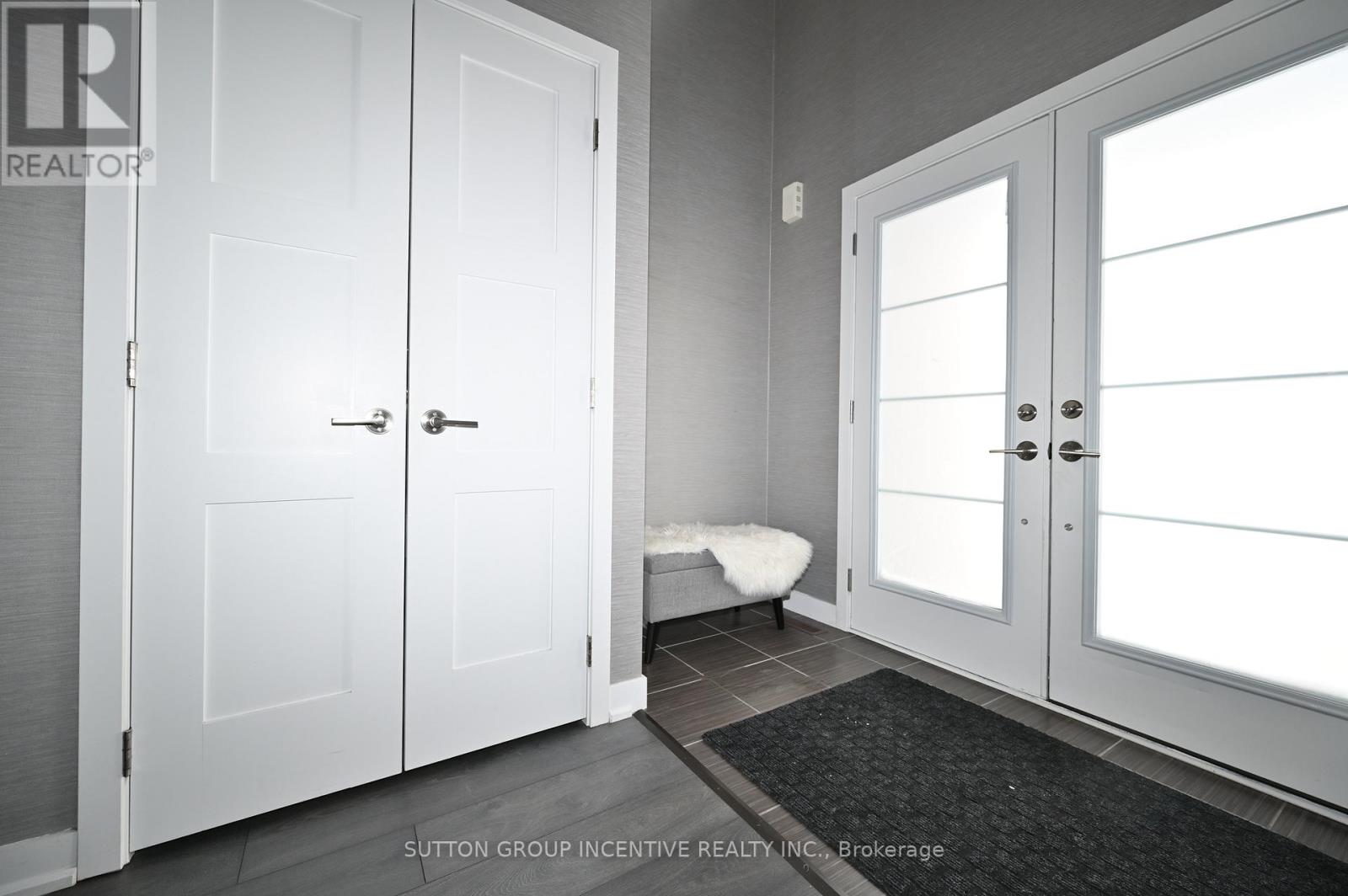 19 Mabern Street, Barrie, Ontario  L9J 0J1 - Photo 2 - S12889752