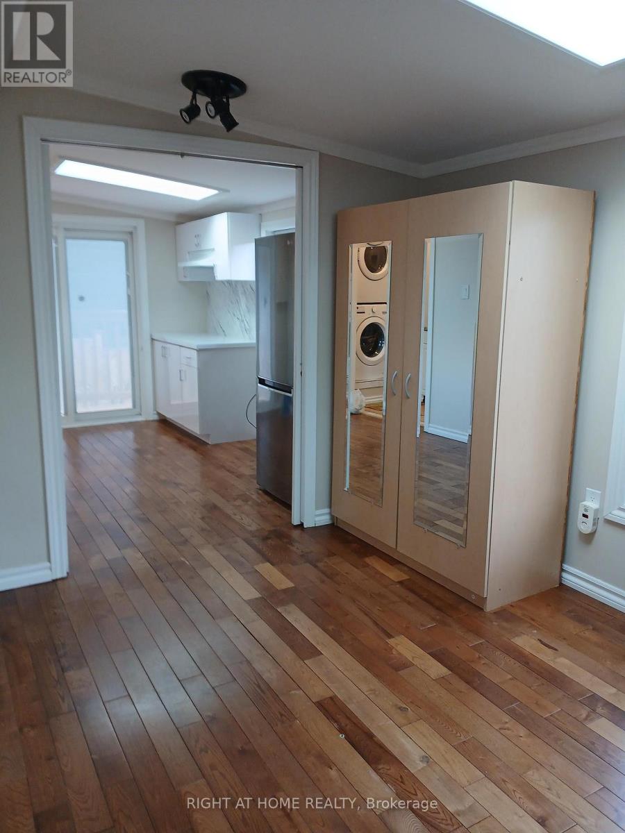 2 - 1579 Ogden Avenue, Mississauga, Ontario  L5E 2H9 - Photo 1 - W12889746