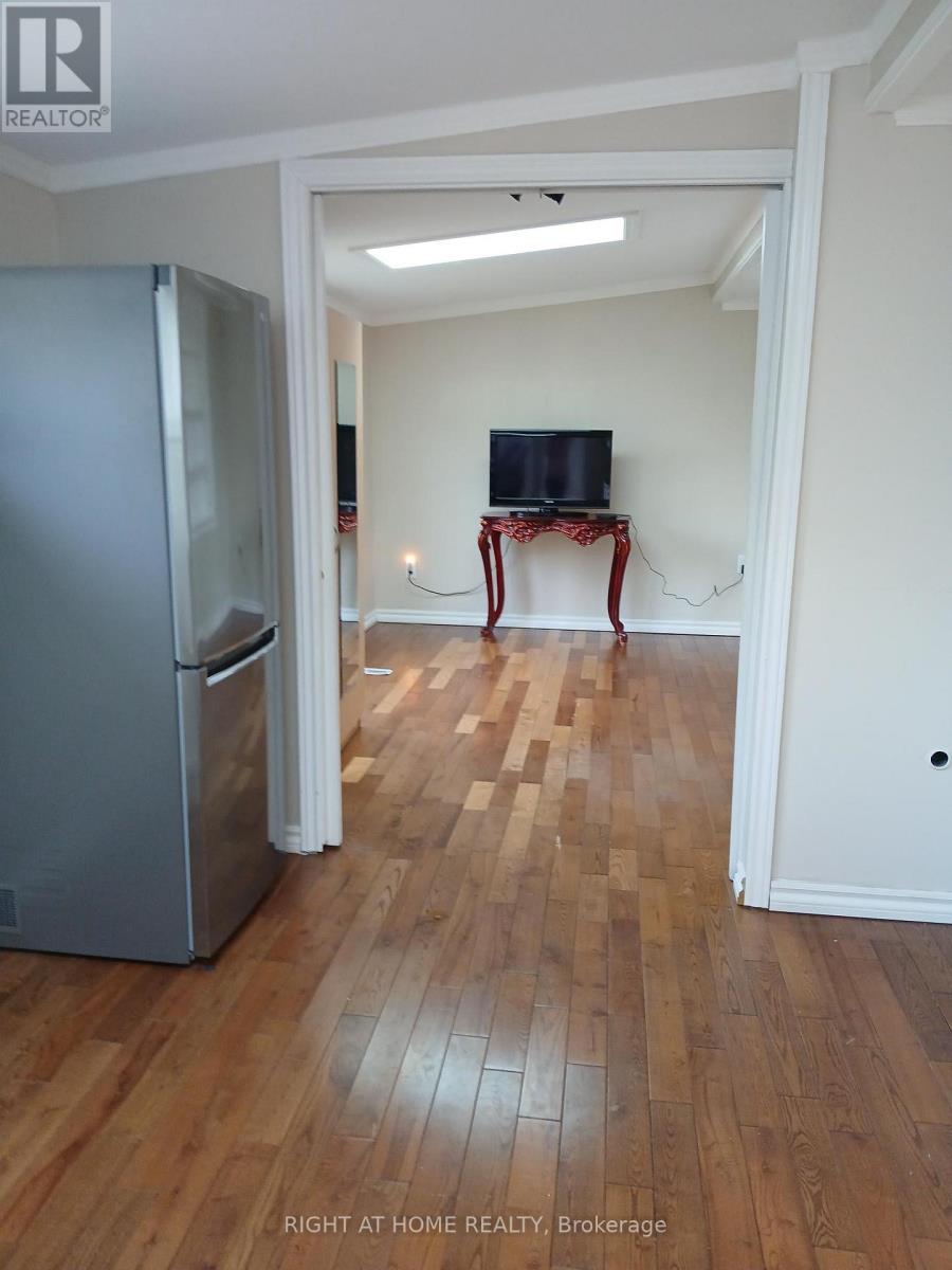 2 - 1579 Ogden Avenue, Mississauga, Ontario  L5E 2H9 - Photo 2 - W12889746