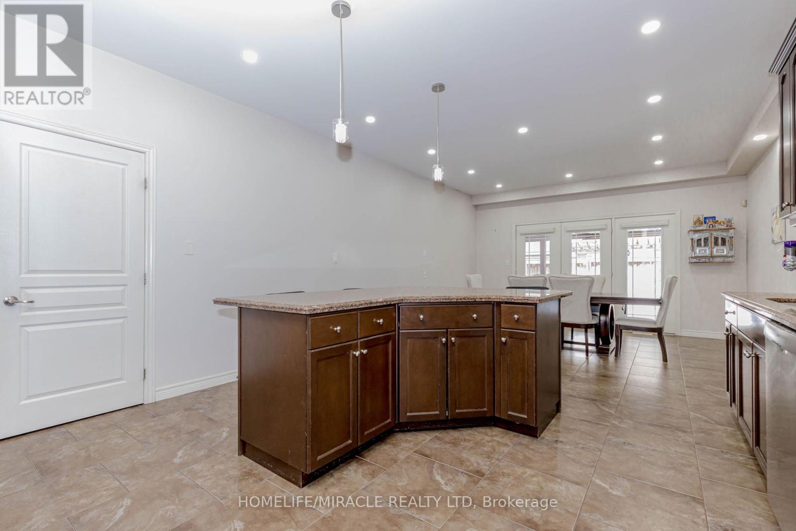 2 Doon Creek Street, Kitchener, Ontario  N2P 2R3 - Photo 12 - X12889764