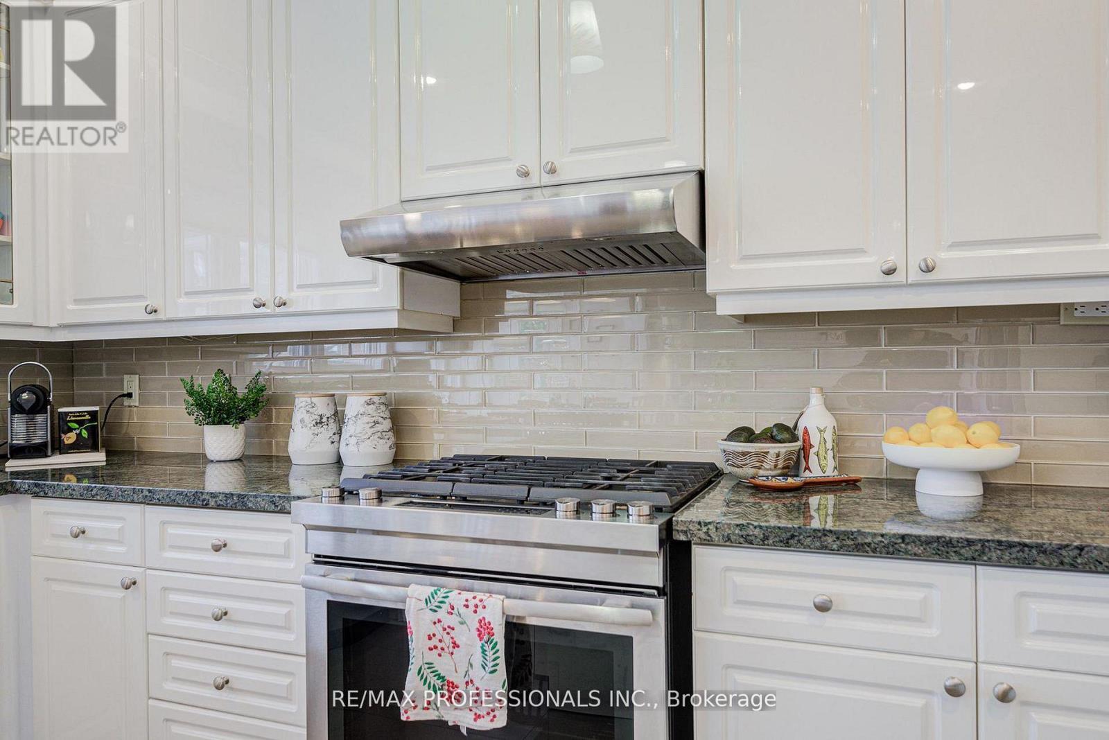 4662 Dundas Street W, Toronto, Ontario  M9A 1A6 - Photo 12 - W12889128