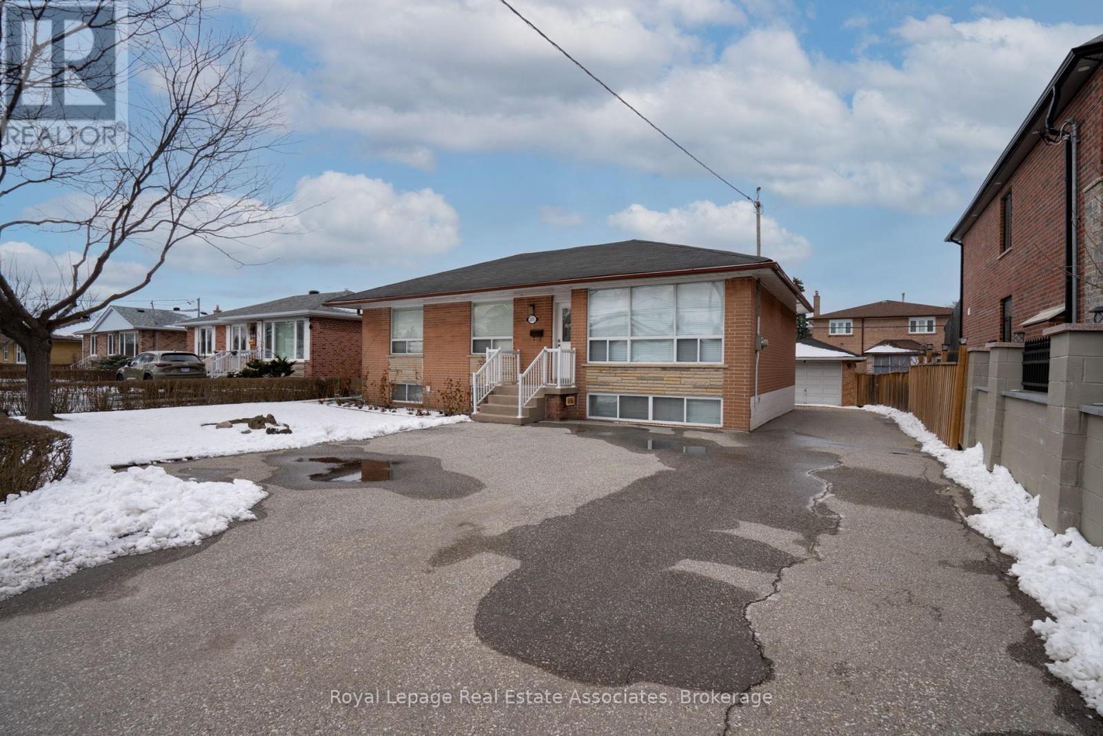 2874 Weston Road S, Toronto, Ontario  M9M 2S3 - Photo 3 - W12889816