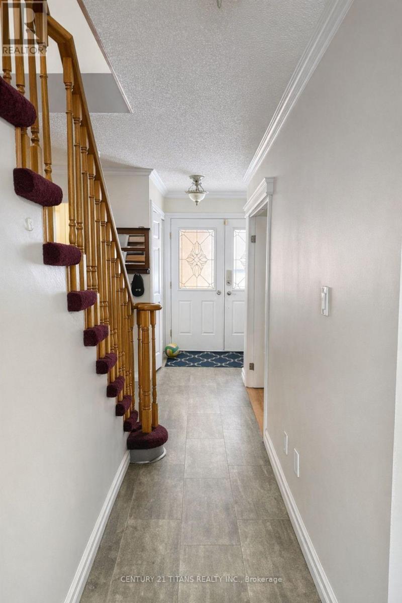 112 Fernbank Place, Whitby, Ontario L1R 1T2 - Photo 3 - E12883820