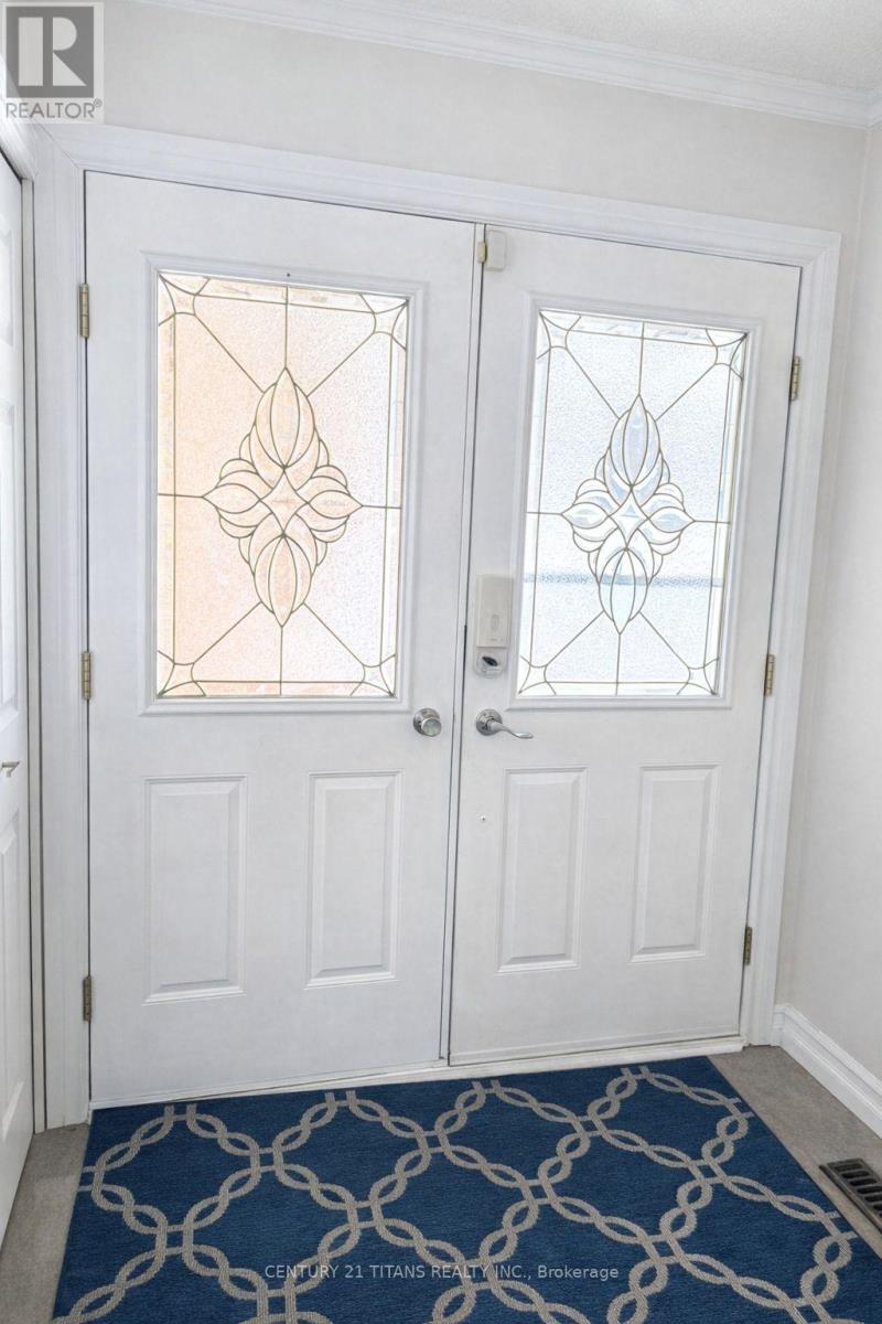 112 Fernbank Place, Whitby, Ontario L1R 1T2 - Photo 2 - E12883820