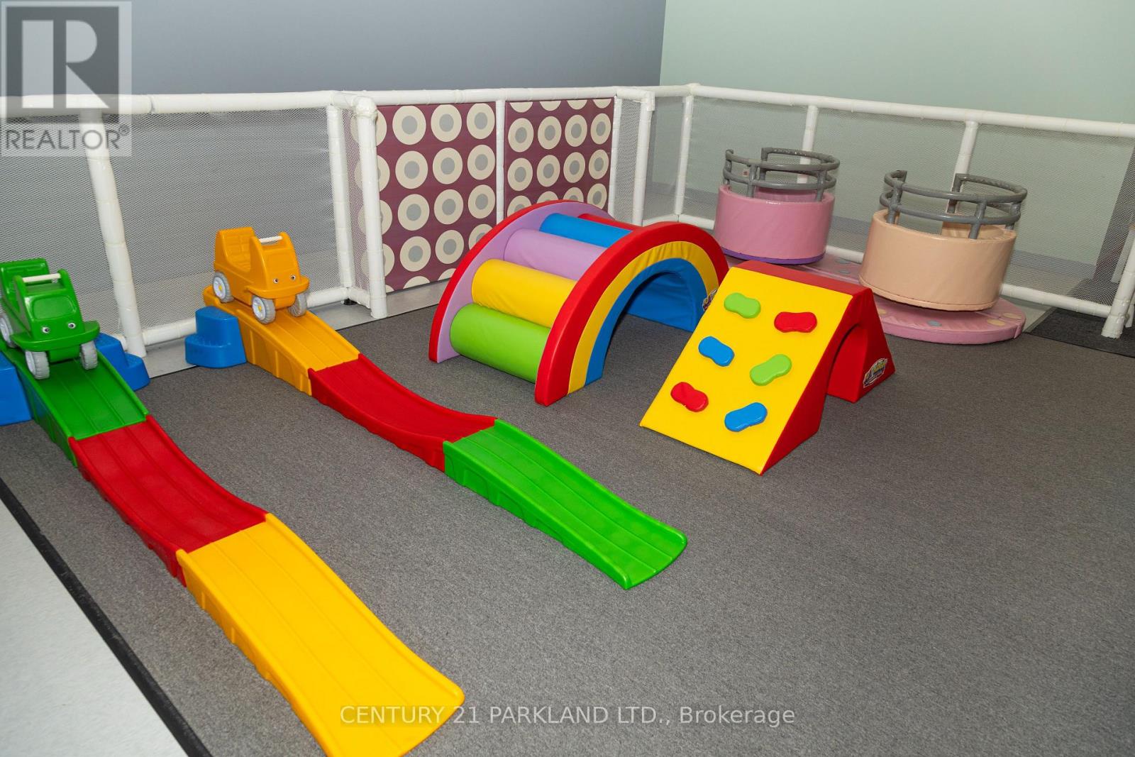 43 FIRST COMMERCE DRIVE, Aurora, Ontario