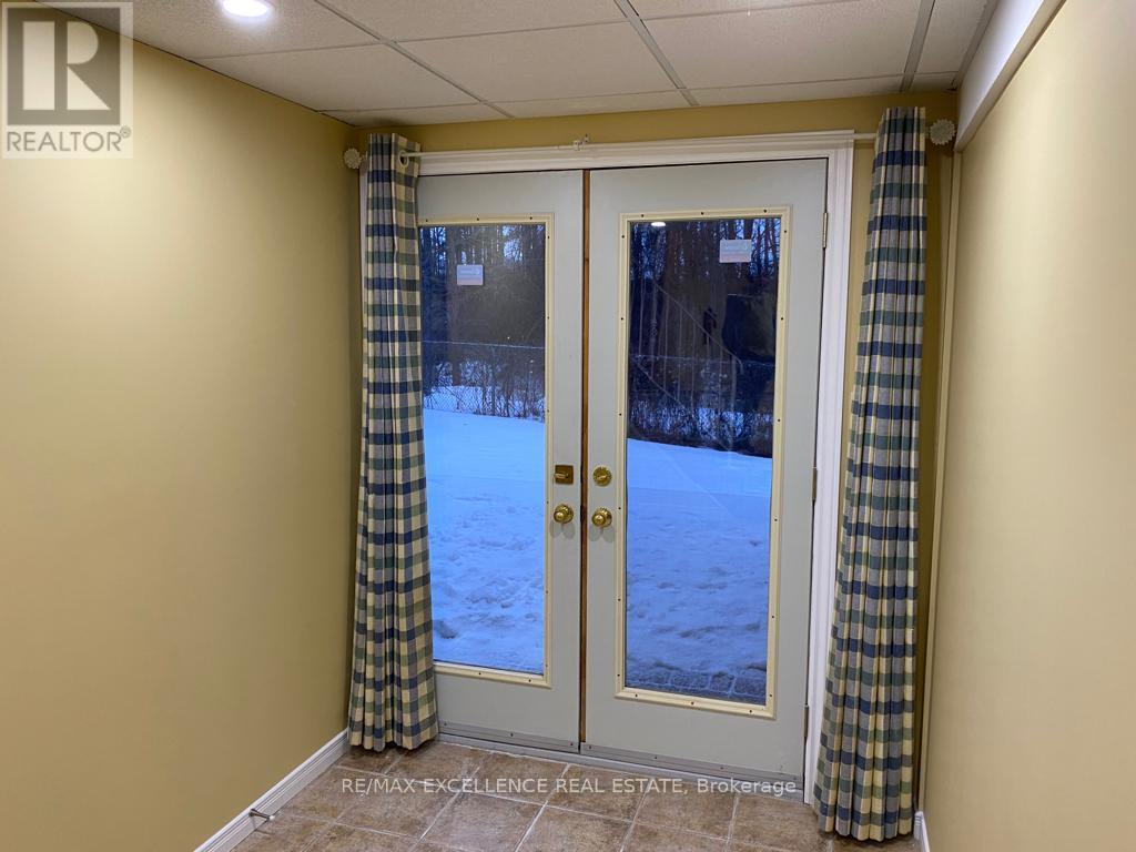 35 Mckenzie Crescent, Barrie, Ontario  L4N 0A9 - Photo 4 - S12889890