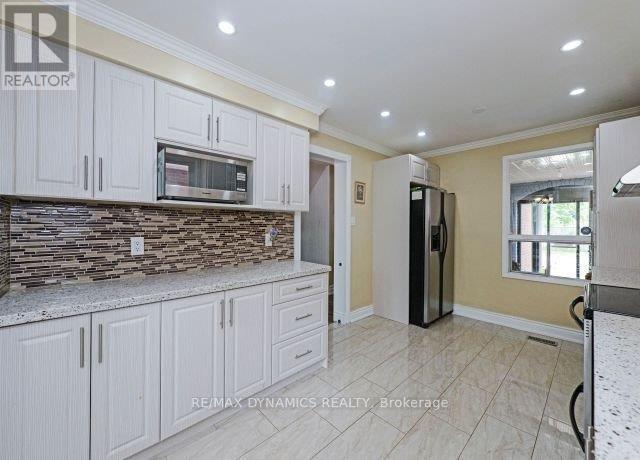 7 Slater Circle, Brampton, Ontario  L6X 2S7 - Photo 6 - W12728370