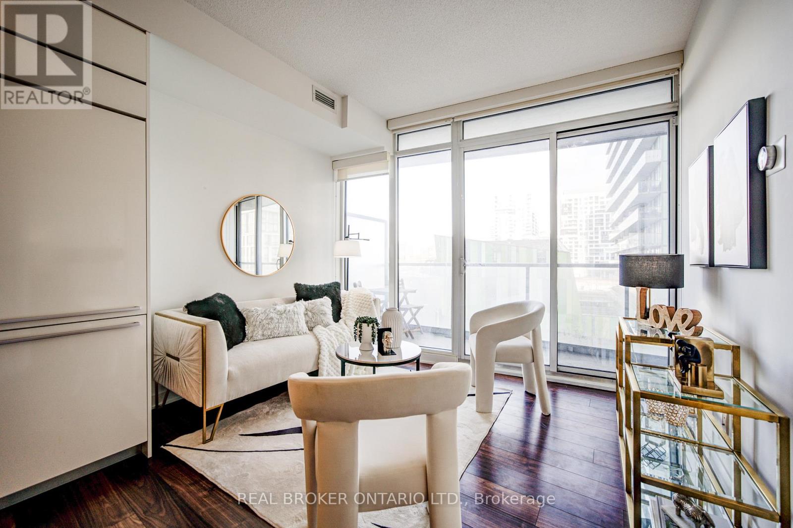 512 - 90 Queens Wharf Road, Toronto, Ontario  M5V 0E6 - Photo 17 - C12889910