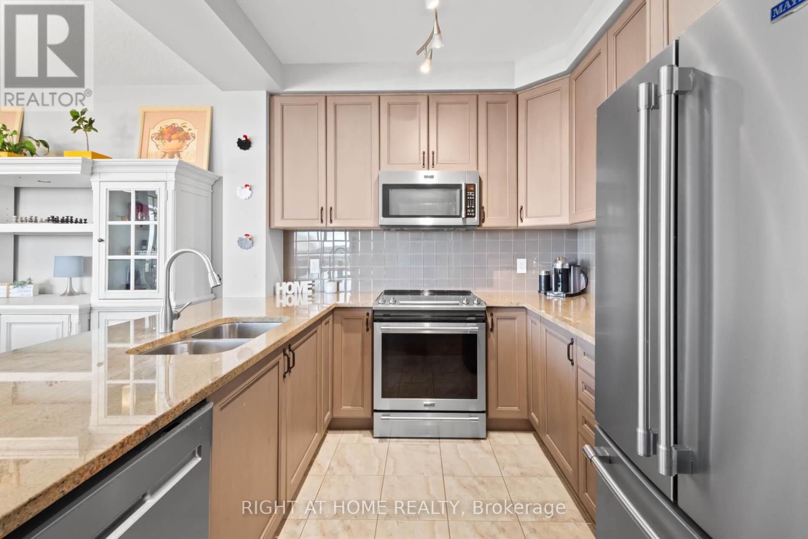 1012 - 9235 Jane Street, Vaughan, Ontario  L6A 0J8 - Photo 6 - N12889916