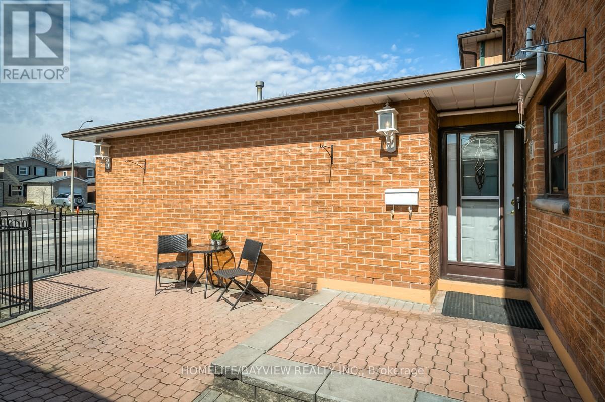 Main & Second Floors - 123 Kersey Crescent, Richmond Hill, Ontario  L4C 5X4 - Photo 2 - N12889936