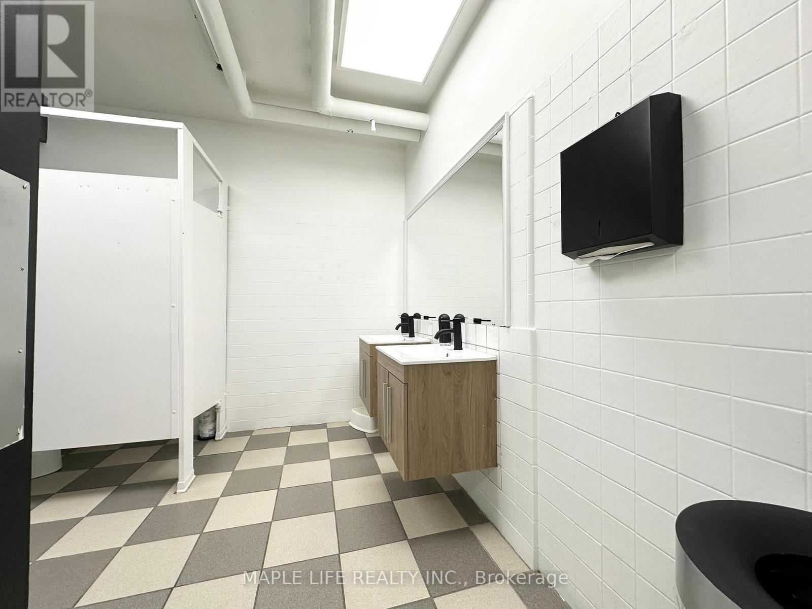 Lower - 901 Yonge Street, Toronto, Ontario  M4W 2H2 - Photo 9 - C12889978