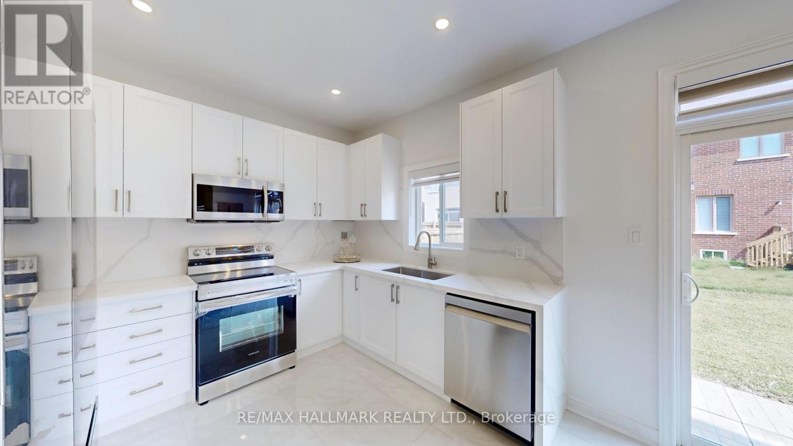 22 Bostock Drive, Georgina, Ontario  L4P 0C2 - Photo 11 - N12889964