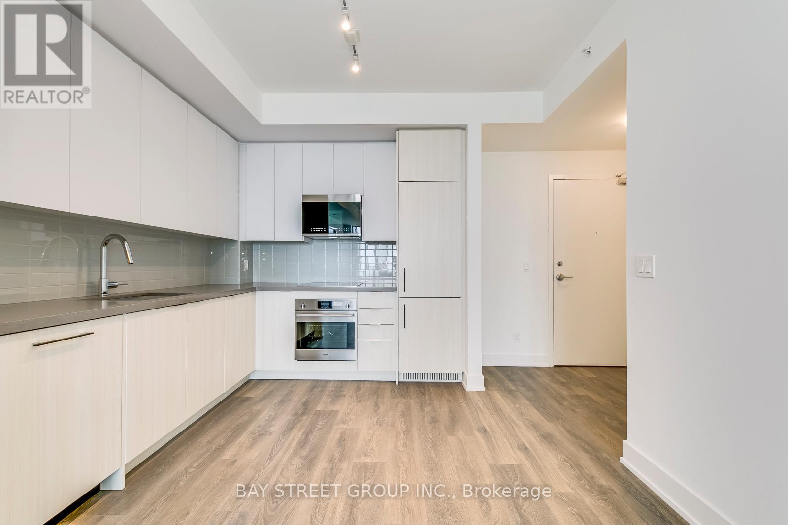 1910 - 297 Oak Walk Drive, Oakville, Ontario  L6H 3R6 - Photo 8 - W12889952