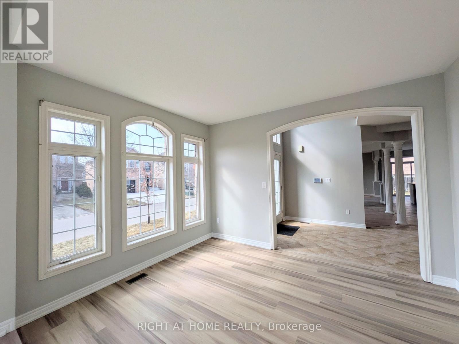 387 Grovehill Road, Oakville, Ontario  L6H 6P3 - Photo 3 - W12889966