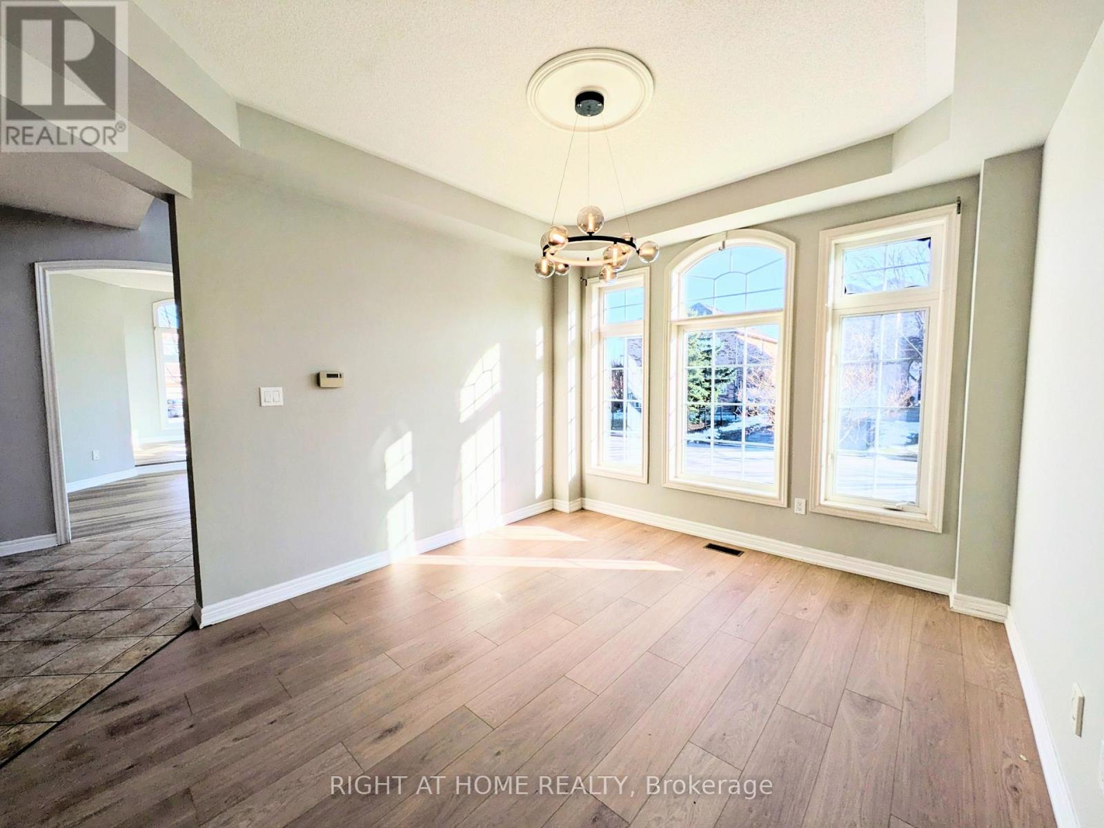 387 Grovehill Road, Oakville, Ontario  L6H 6P3 - Photo 4 - W12889966