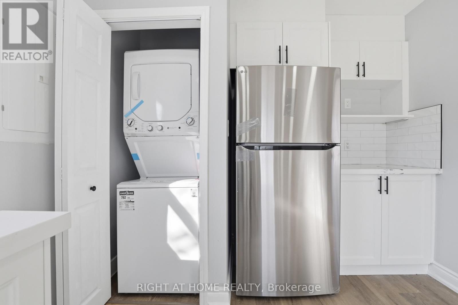 Main - 81 Maclennan Avenue, Hamilton, Ontario  L8V 1X5 - Photo 3 - X12889970