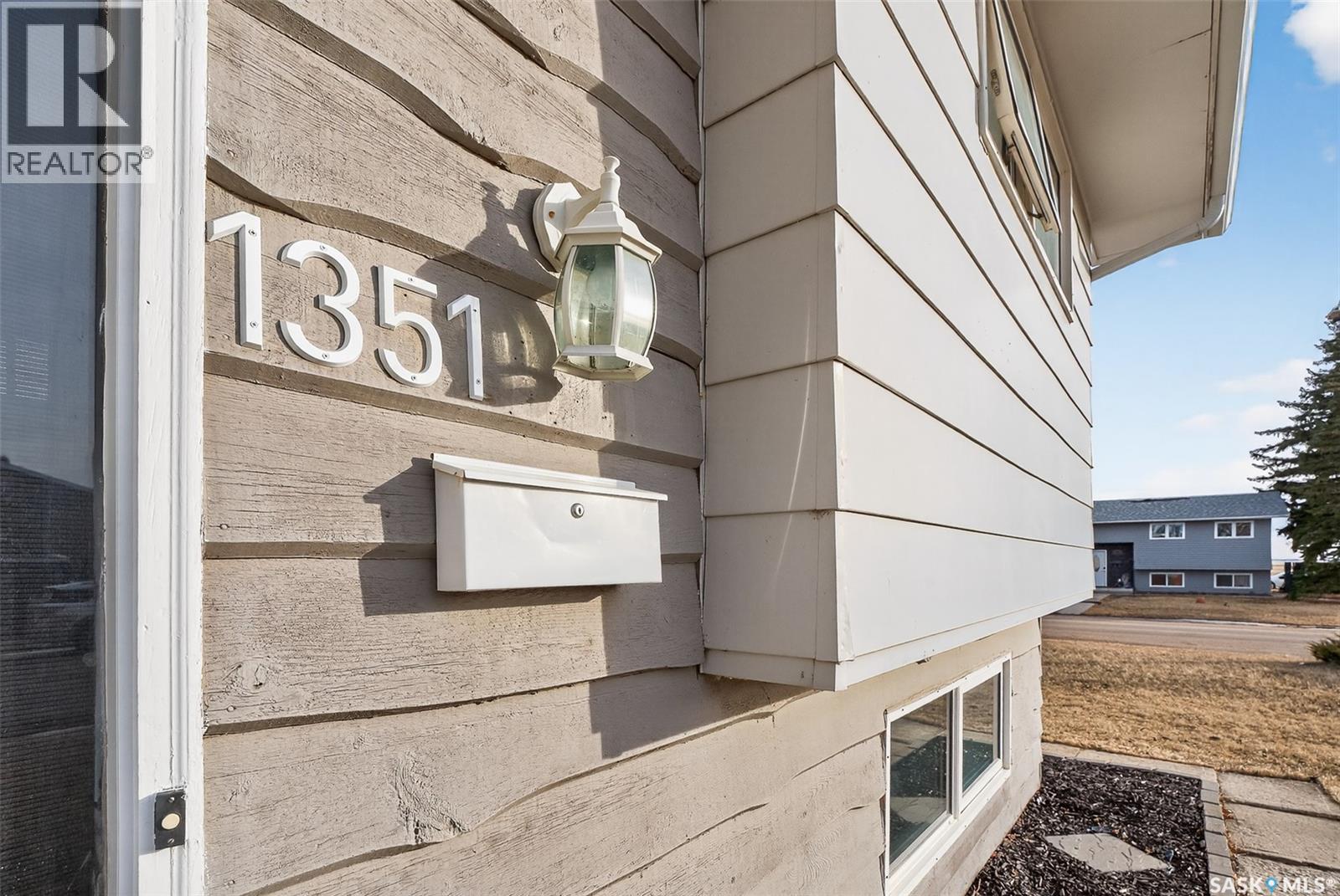 1351 14th Avenue Sw, Moose Jaw, Saskatchewan  S6H 0S9 - Photo 3 - SK028591