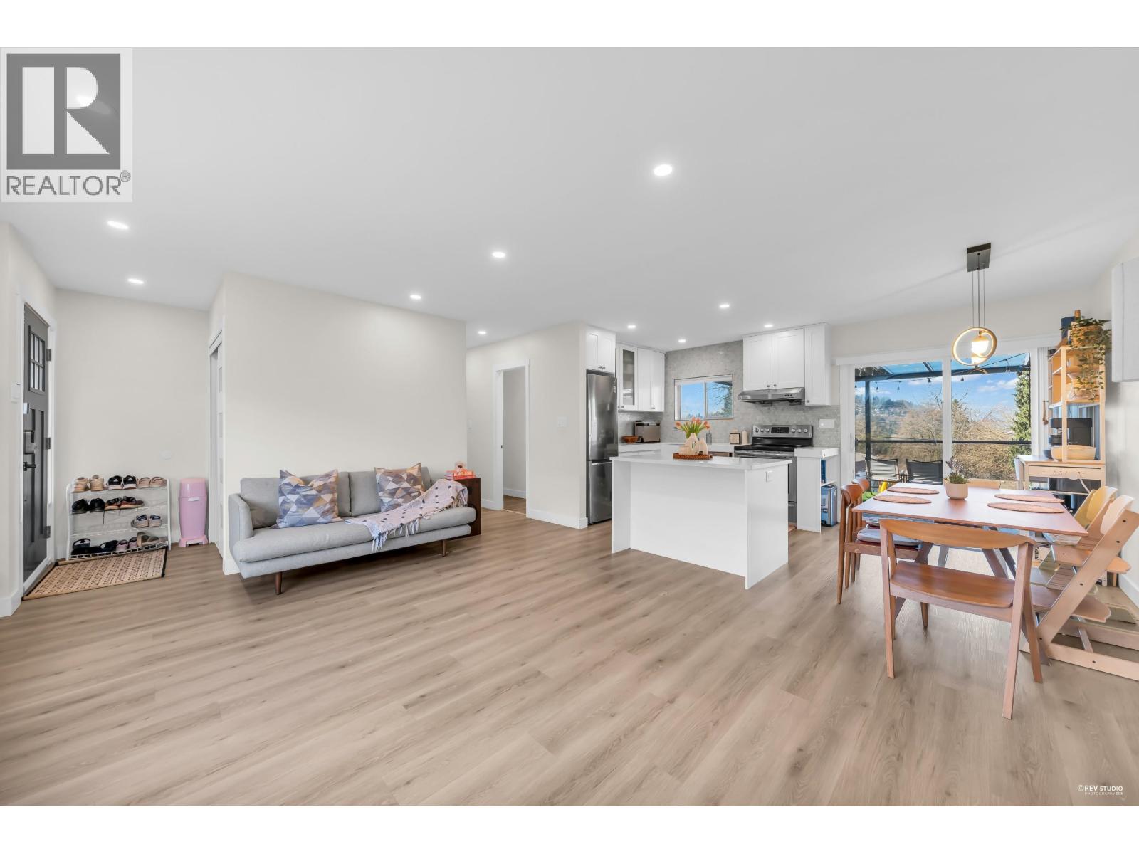 7247 Barnet Road, Burnaby, British Columbia  V5A 1E3 - Photo 4 - R3099024