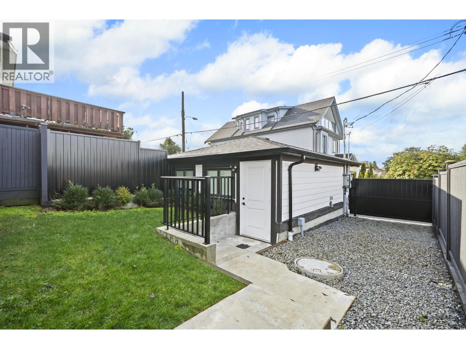 Listing Picture 31 of 38 : 3192 E 23RD AVENUE, Vancouver / 溫哥華 - 魯藝地產 Yvonne Lu Group - MLS Medallion Club Member