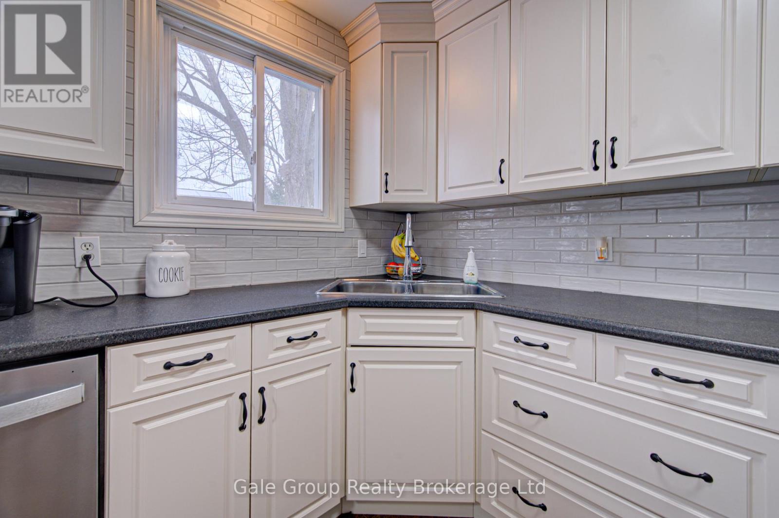 400 Odlum Drive, Woodstock (Woodstock - South), Ontario  N4S 3S2 - Photo 9 - X12890026