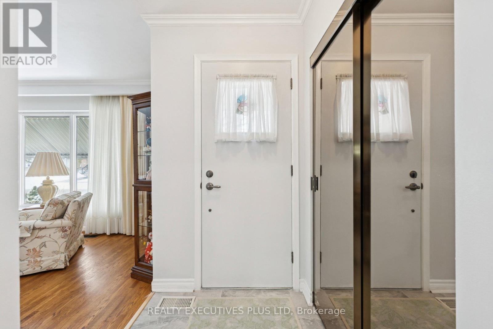 23 Helmsdale Crescent, Toronto (West Humber-Clairville), Ontario  M9V 3X8 - Photo 2 - W12890038