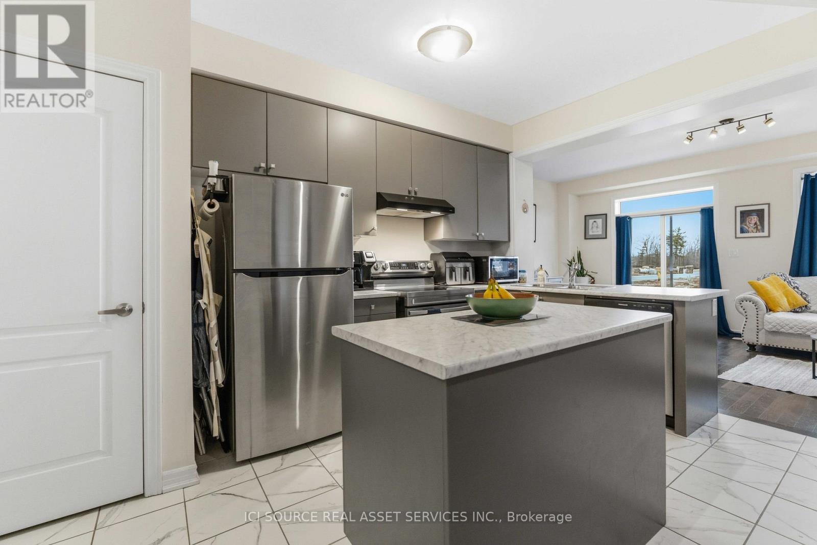 82 Rainbow Drive, Haldimand, Ontario  N3W 0G3 - Photo 9 - X12879174