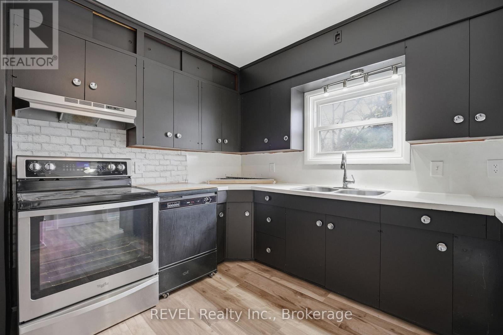 859 South Pelham Road, Welland, Ontario  L3C 3C9 - Photo 11 - X12890098