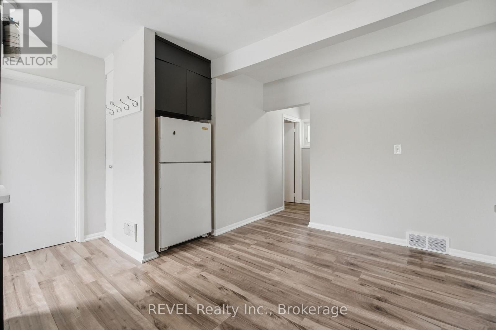 859 South Pelham Road, Welland, Ontario  L3C 3C9 - Photo 12 - X12890098