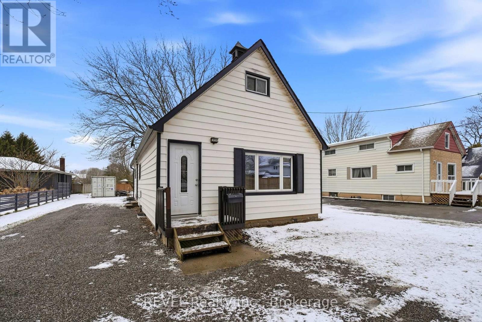 859 South Pelham Road, Welland, Ontario  L3C 3C9 - Photo 2 - X12890098