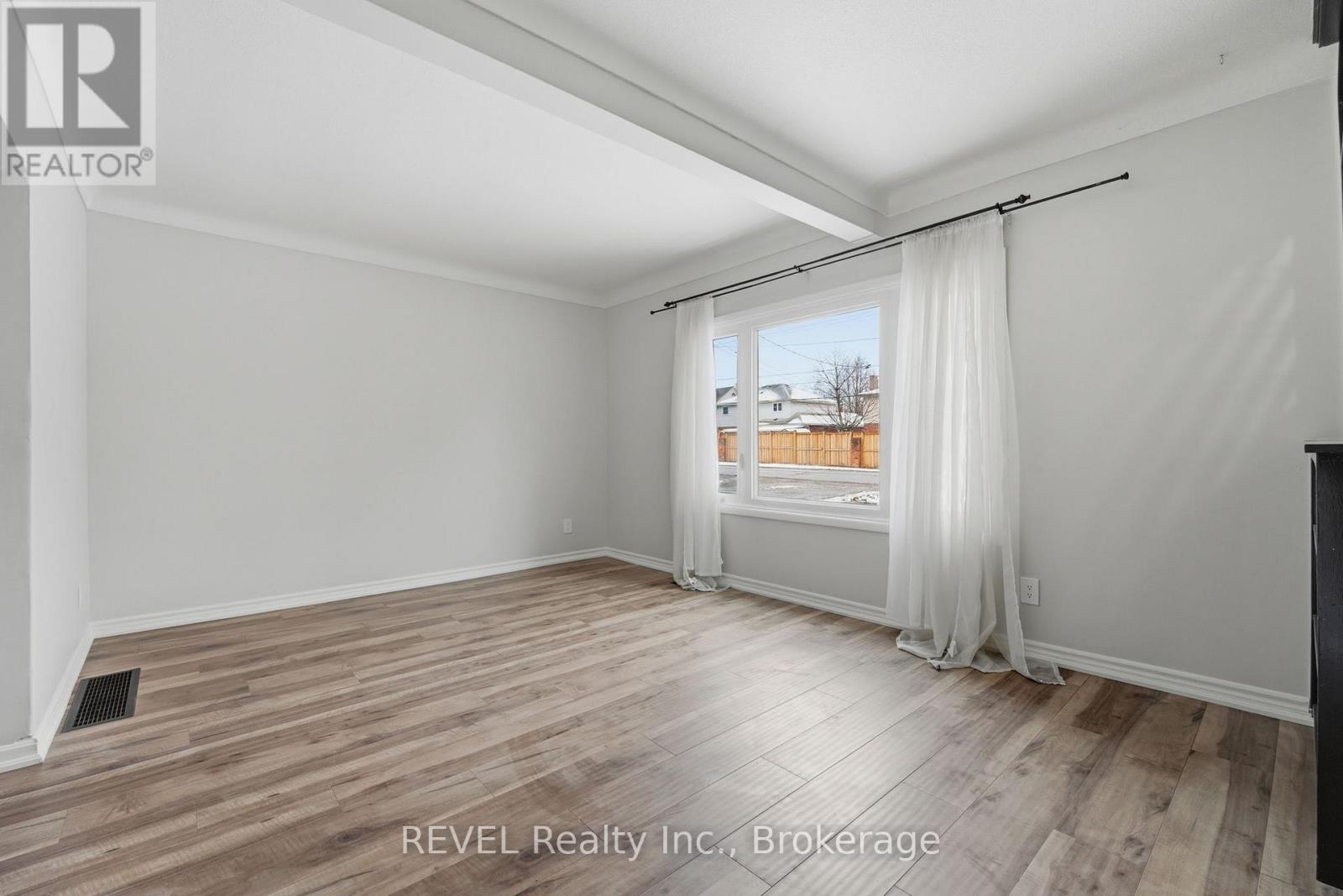 859 South Pelham Road, Welland, Ontario  L3C 3C9 - Photo 4 - X12890098