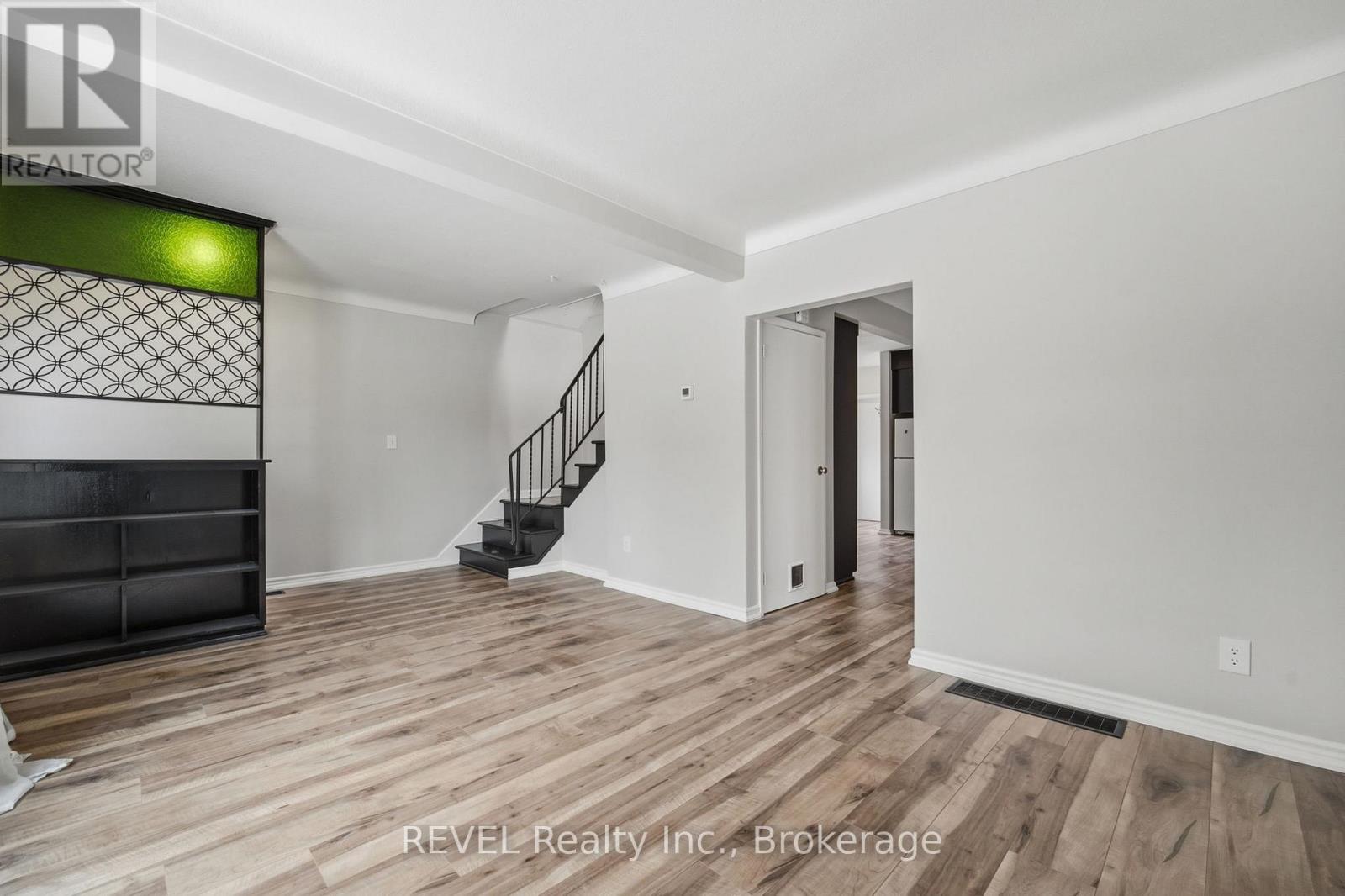 859 South Pelham Road, Welland, Ontario  L3C 3C9 - Photo 6 - X12890098