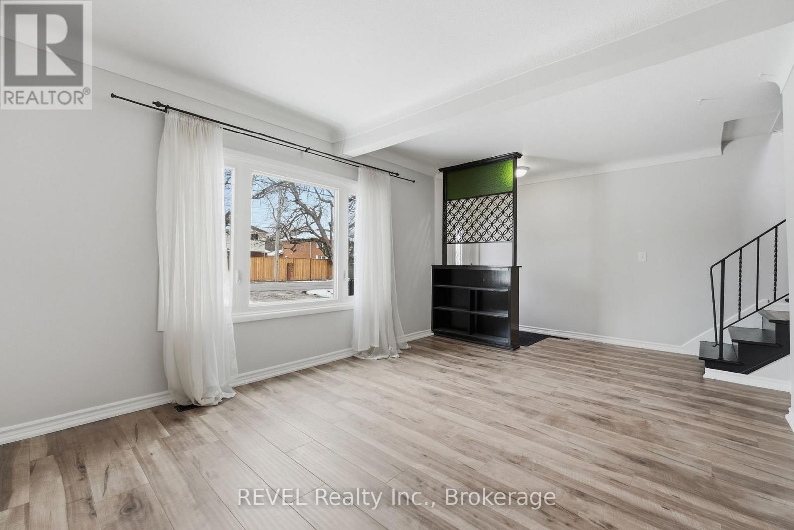 859 South Pelham Road, Welland, Ontario  L3C 3C9 - Photo 7 - X12890098