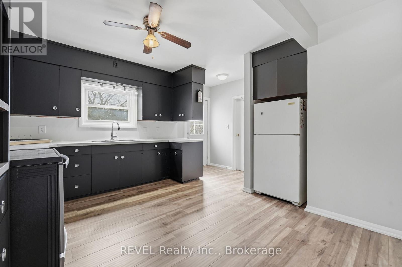 859 South Pelham Road, Welland, Ontario  L3C 3C9 - Photo 9 - X12890098