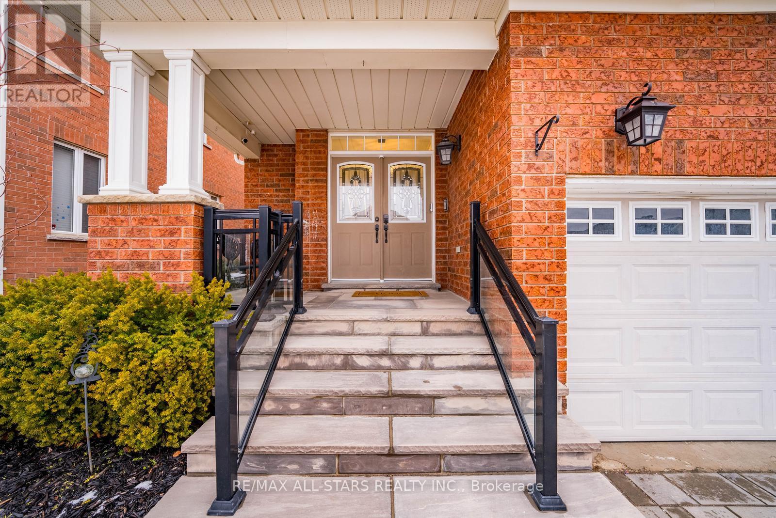 11 Horsedreamer Lane, Whitchurch-Stouffville (Stouffville), Ontario  L4A 0G6 - Photo 5 - N12890094