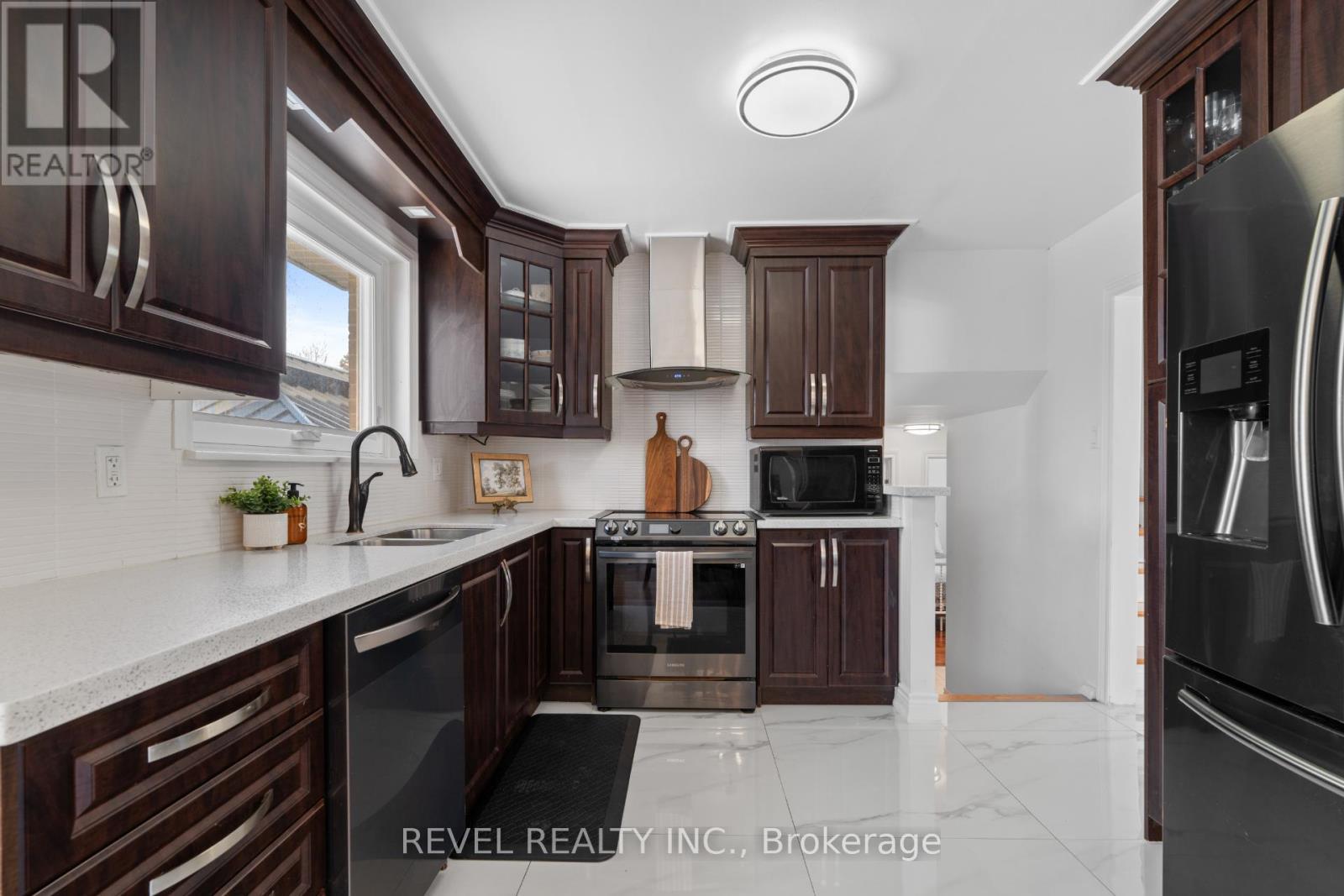 37 Ferndale Crescent, Brampton (Brampton East), Ontario  L6W 1G1 - Photo 8 - W12890088