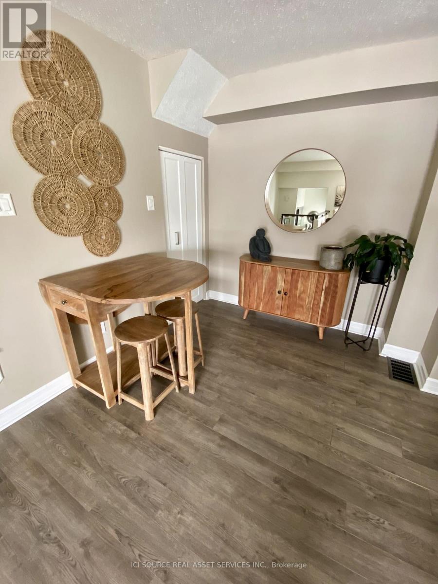 19d Forester Crescent, Ottawa, Ontario  K2H 8Y1 - Photo 5 - X12890084