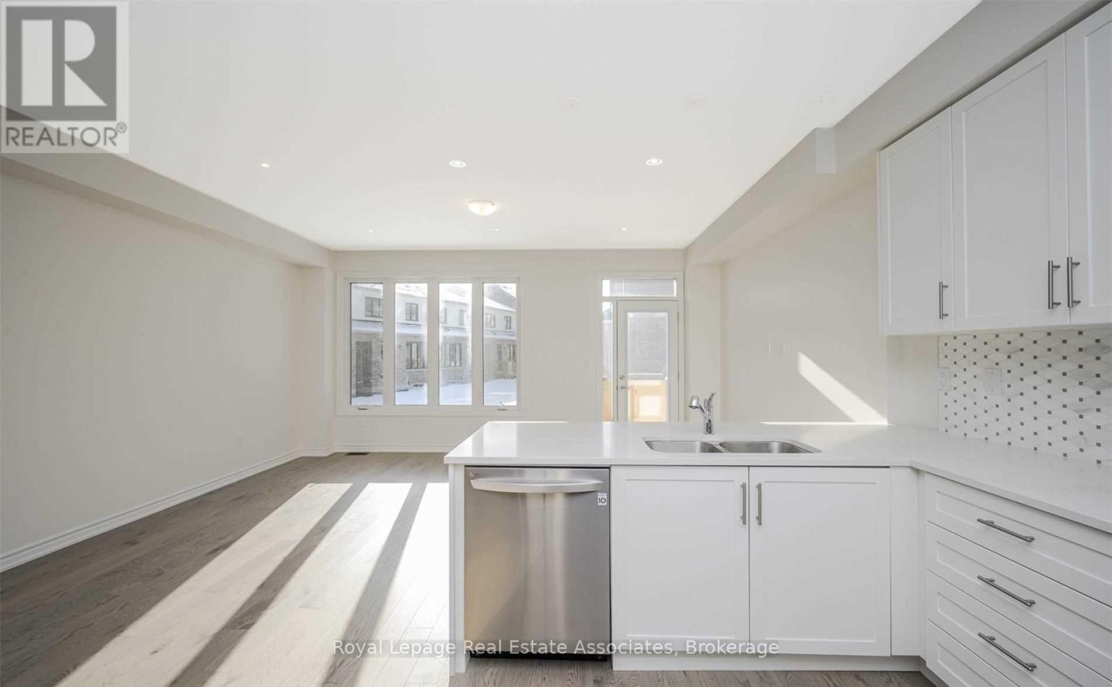 645 Boyd Lane, Milton, Ontario  L9E 1T7 - Photo 8 - W12890122