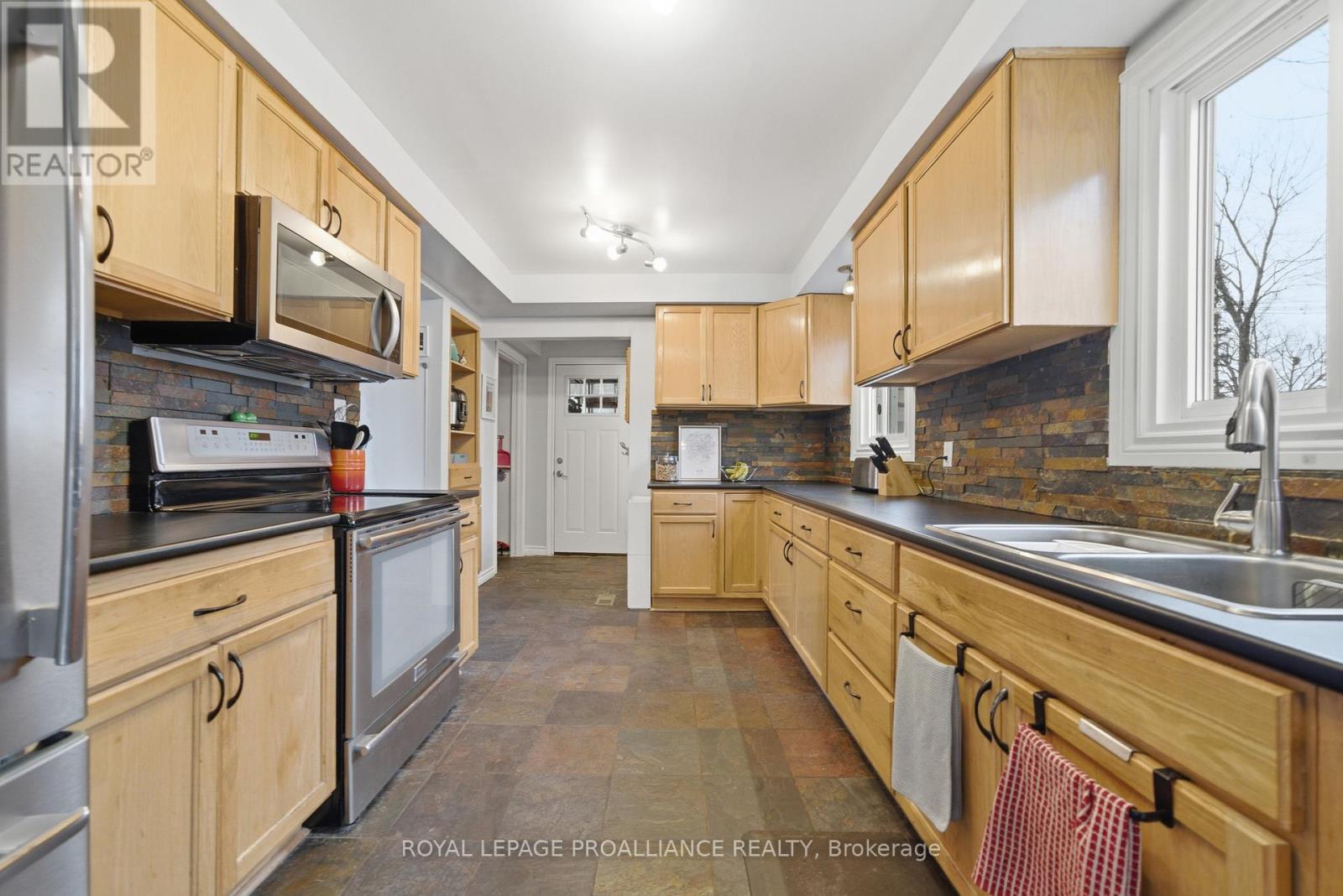 24 Austin Street, Quinte West, Ontario  K8V 1Z4 - Photo 13 - X12890214