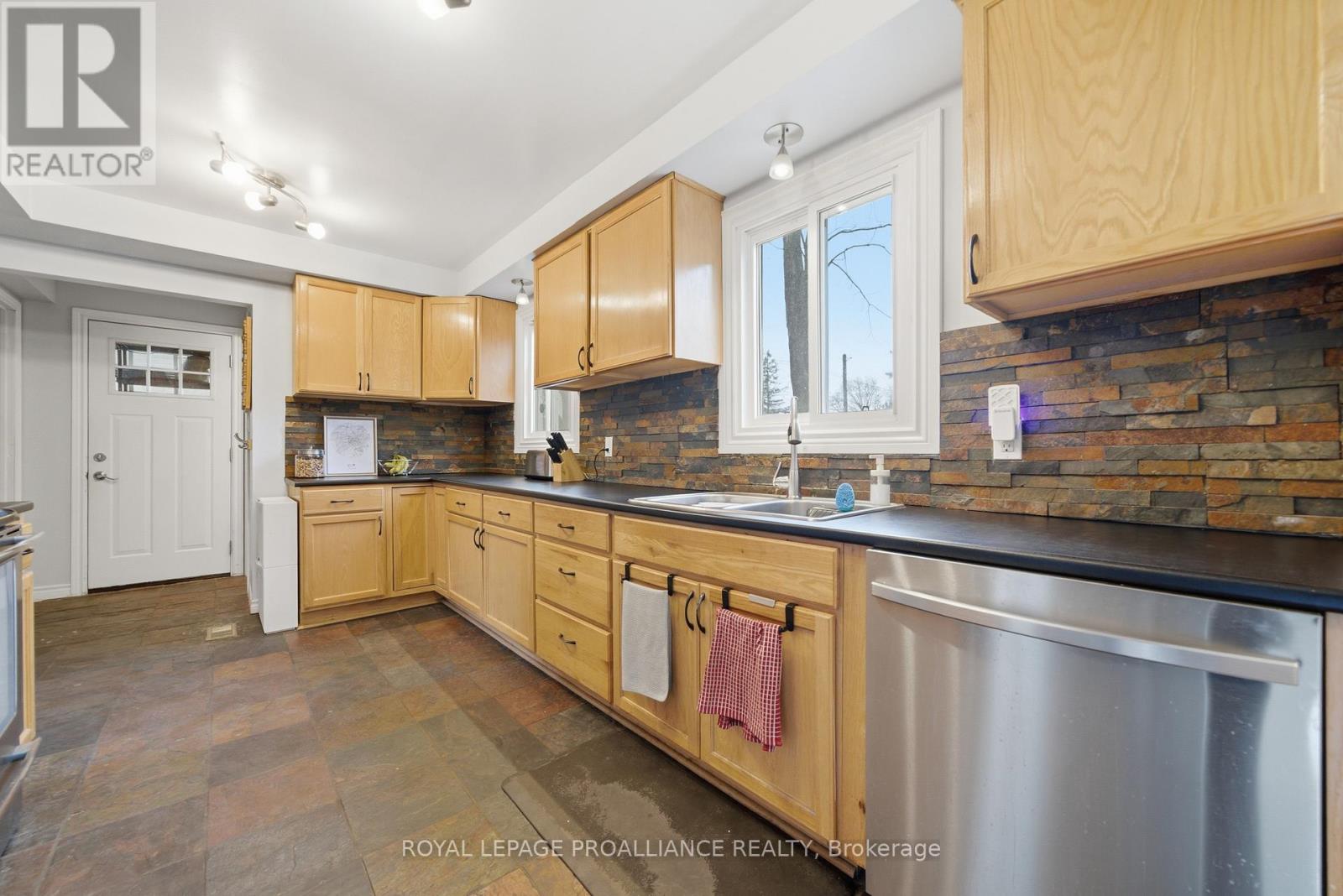 24 Austin Street, Quinte West, Ontario  K8V 1Z4 - Photo 14 - X12890214