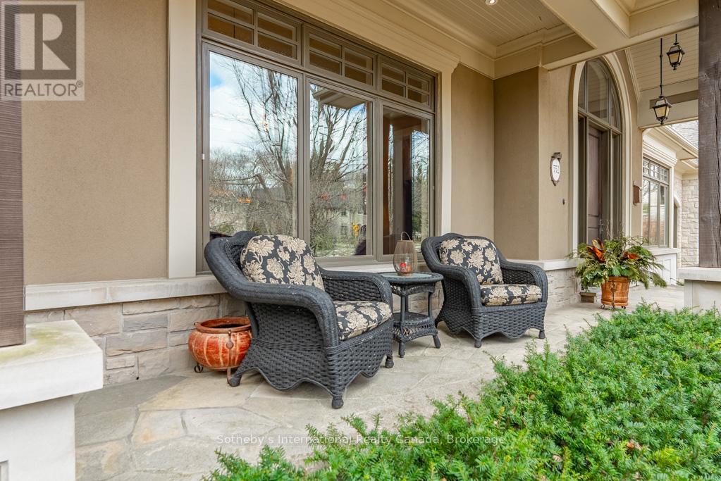 552 Bobolink Road, Mississauga (Clarkson), Ontario  L5J 2P4 - Photo 5 - W12890184