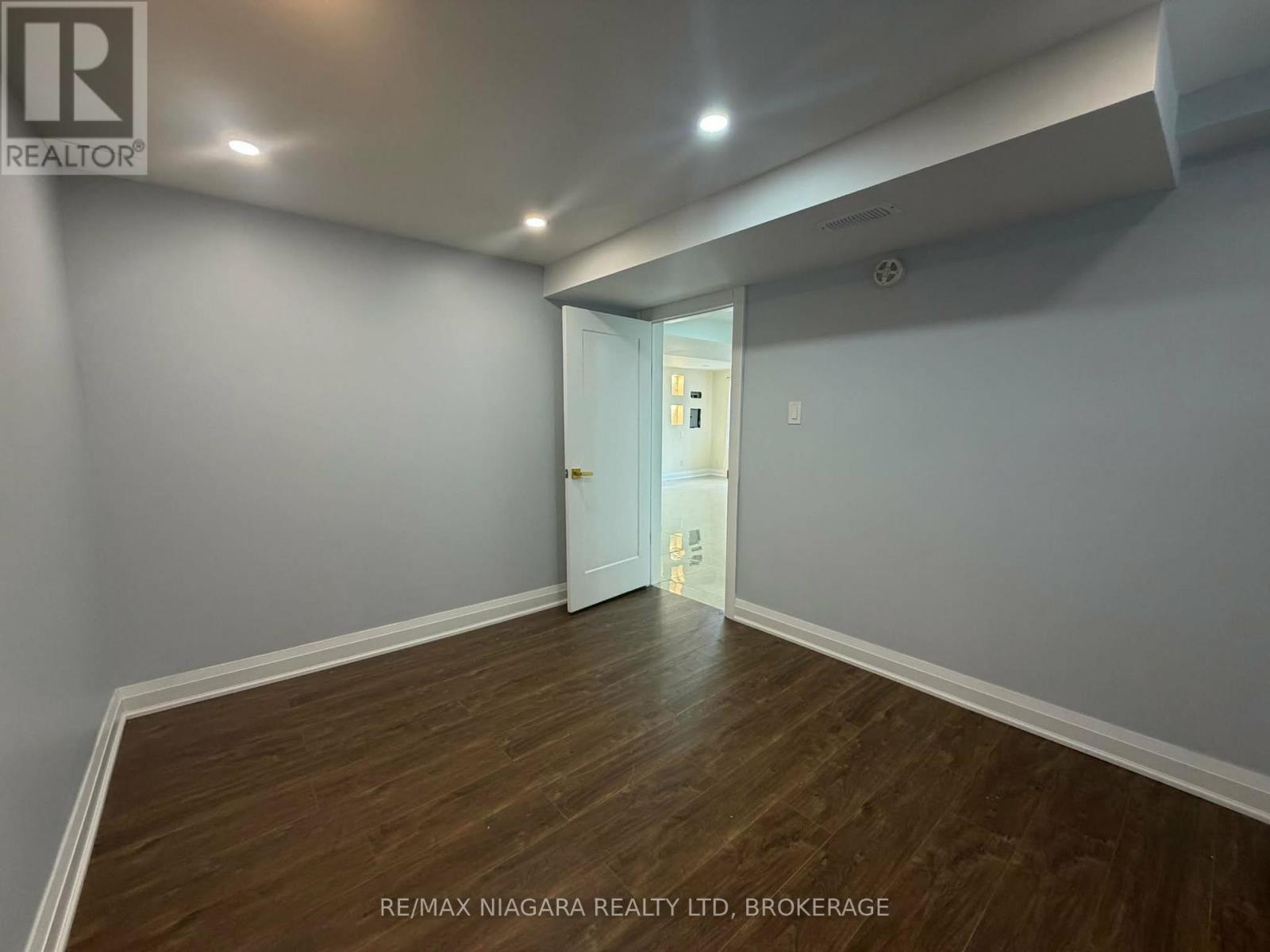 Lower - 42 Hemlock Street, St. Catharines (Burleigh Hill), Ontario  L2T 4B7 - Photo 7 - X12890176