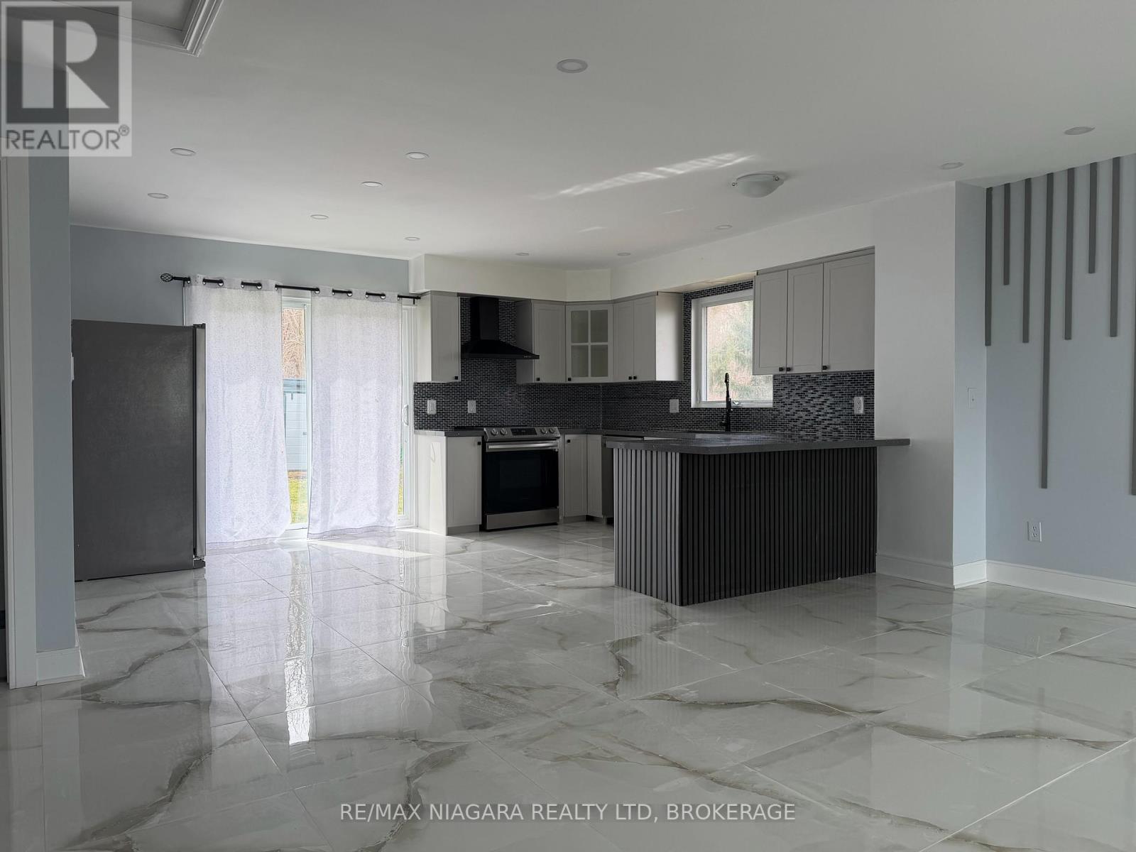 Upper - 42 Hemlock Street, St. Catharines, Ontario  L2T 4B7 - Photo 3 - X12890178