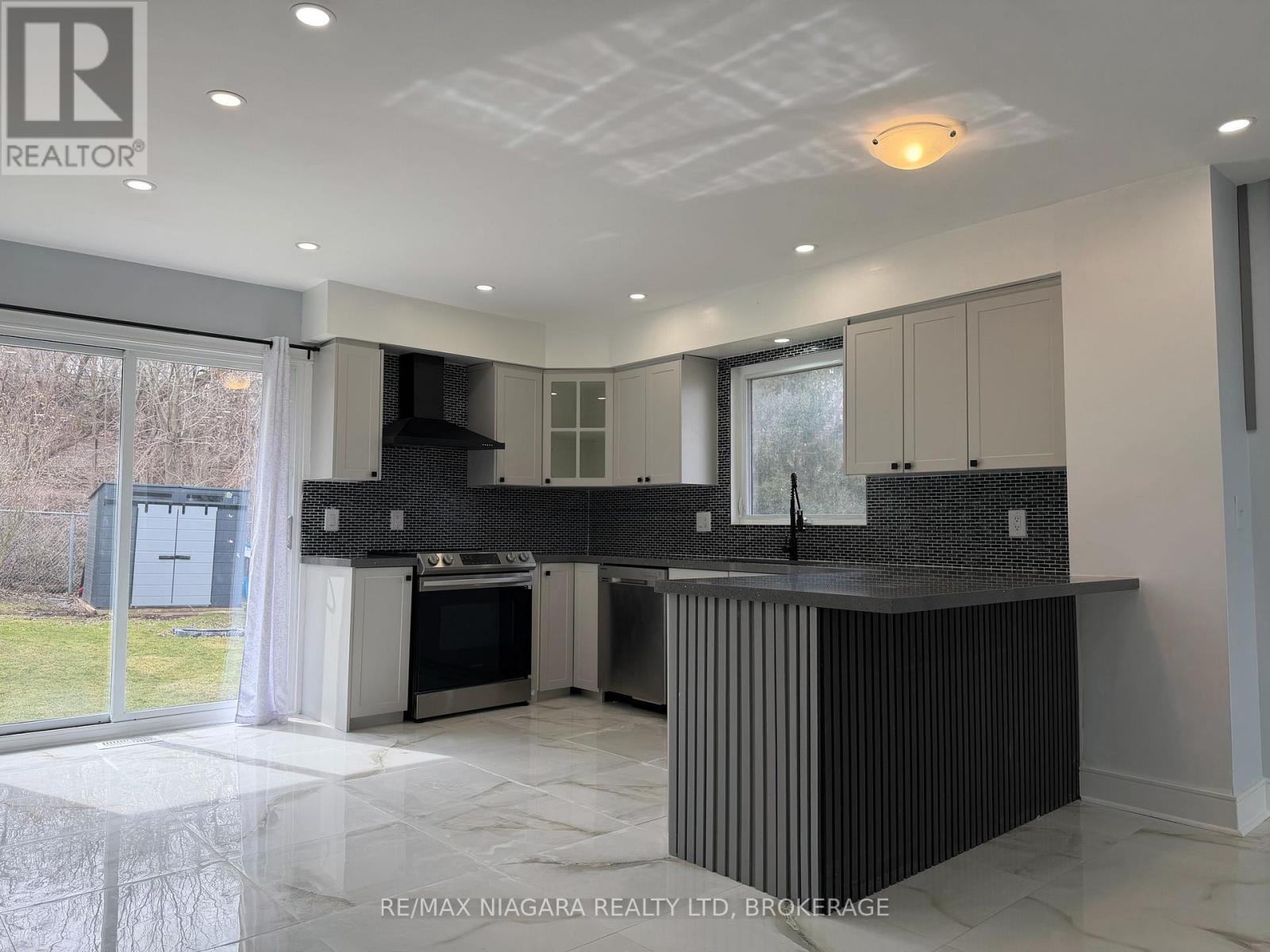 Upper - 42 Hemlock Street, St. Catharines, Ontario  L2T 4B7 - Photo 5 - X12890178